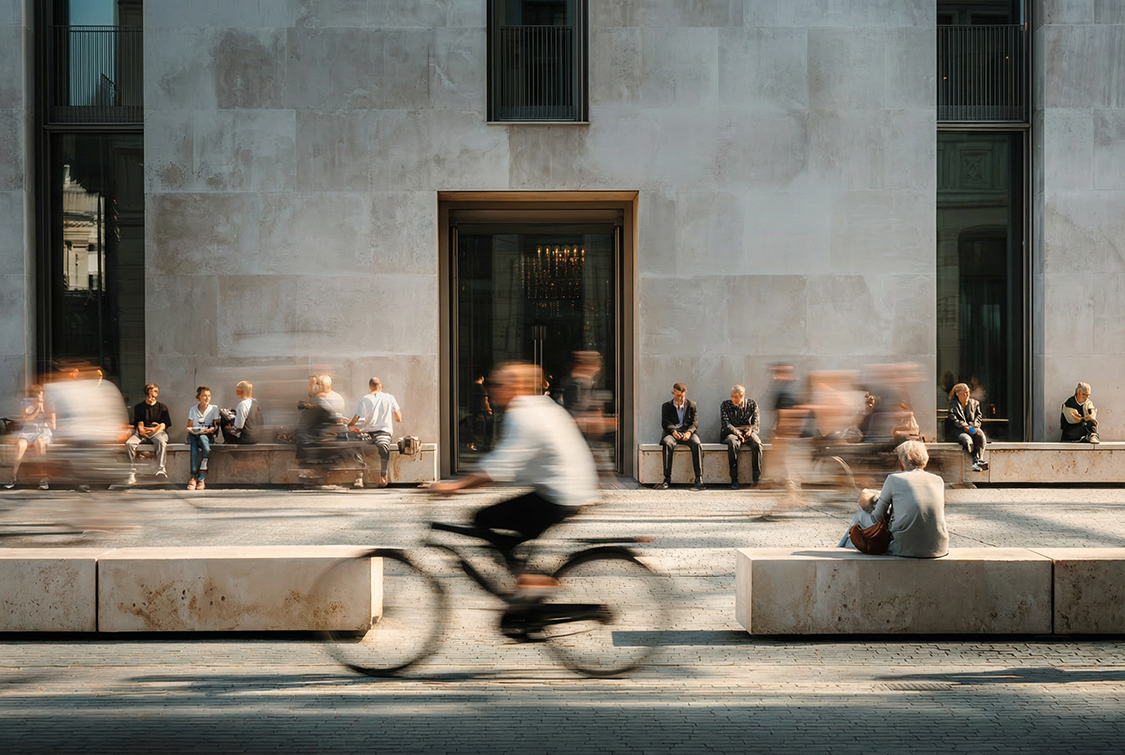 Urbaner Stadtraum mit unbegrünter Fassade und geringer Aufenthaltsqualität